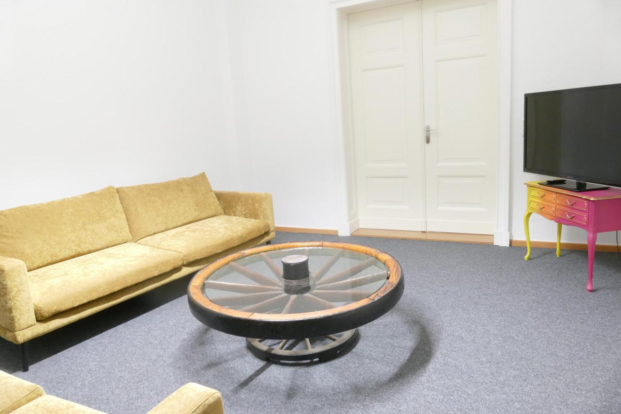 Innenstadt - 110m2 Wunderschoener Altbau Am Landesmuseum Mit 3 Schlafzimmern Und 2 Baedern *